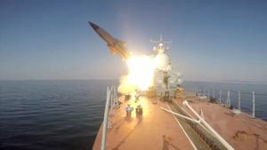 Rusia disparando un misil de crucero Moskit a un objetivo marino enemigo 