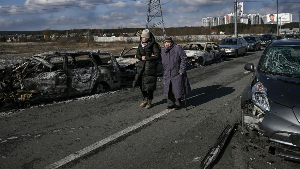 Los residentes evacuan la ciudad de Irpin, al norte de Kiev, el 10 de marzo de 2022