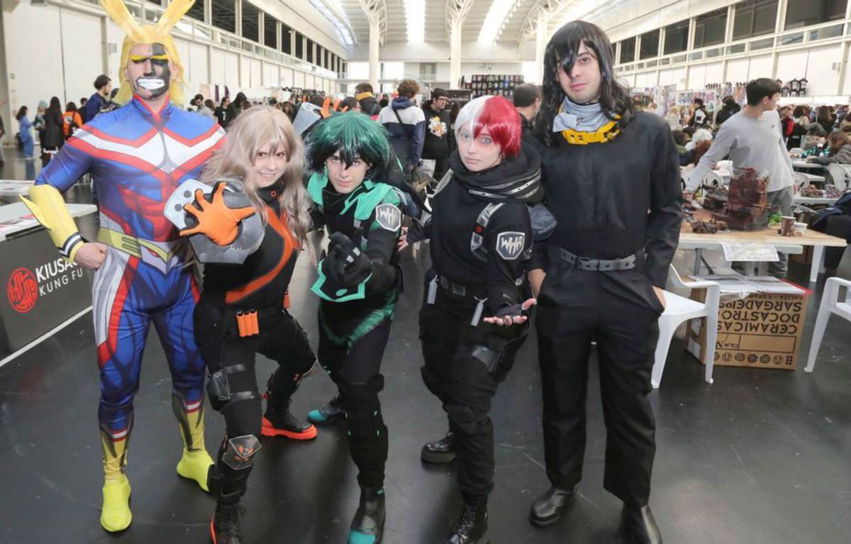 Grupo de chicos con distintos disfraces de ‘anime’.   | // IAGO LÓPEZ