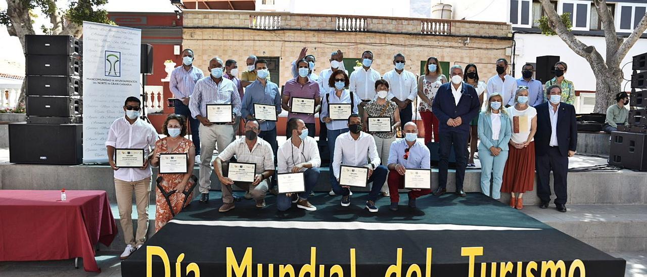 Las autoridades y los premiados del Día Mundial del Turismo posan en la plaza de La Aldea de San Nicolás. | | LP/DLP