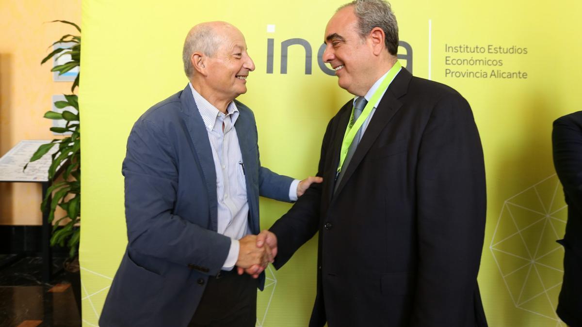 Amirola (a la derecha) con el economista Fernando Fernández, antes de la clausura de la asamblea de Ineca en Alicante.