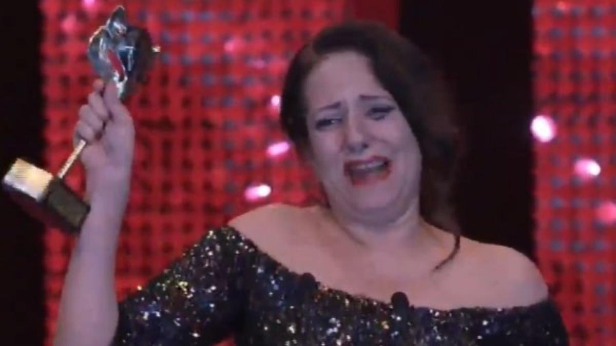 Yolanda Ramos recogiendo su Premio Feroz