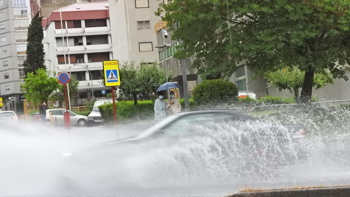 Caos en la ciudad de As Burgas por el fuerte aguacero que caía en la tarde de este miércoles.