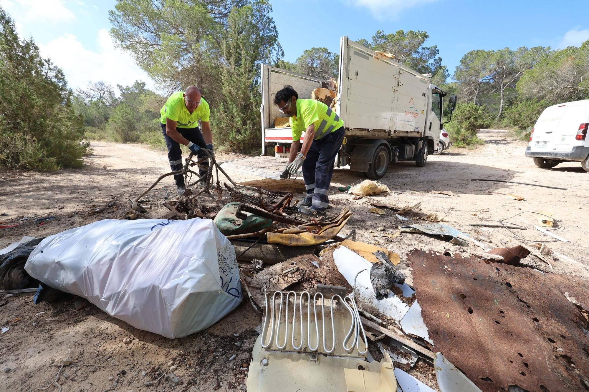 Retirados 600 kilos de residuos vertidos en un bosque de Cala Bassa