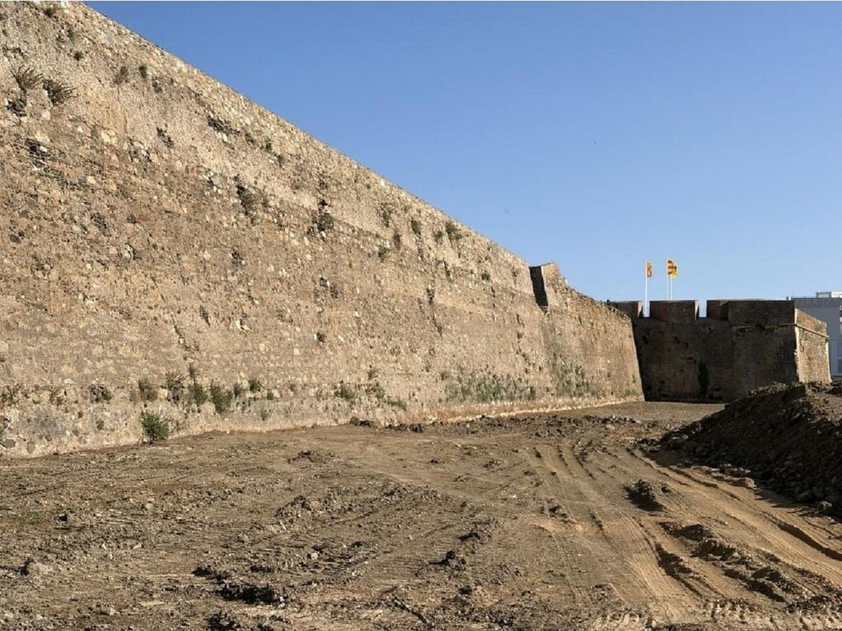 La retirada de terres permet observar millor la magnitud dels fossats i les seves muralles.