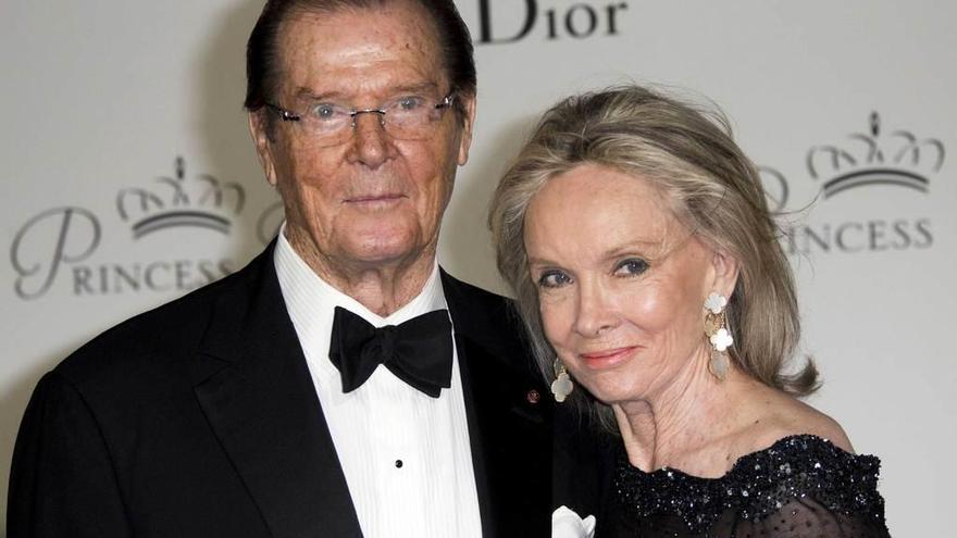 Arriba, Roger Moore con su esposa Kristina, durante la gala de los premios &quot;Princesa Gracia&quot; 2015 en Mónaco. Sobre estas líneas, como &quot;El Santo&quot;.