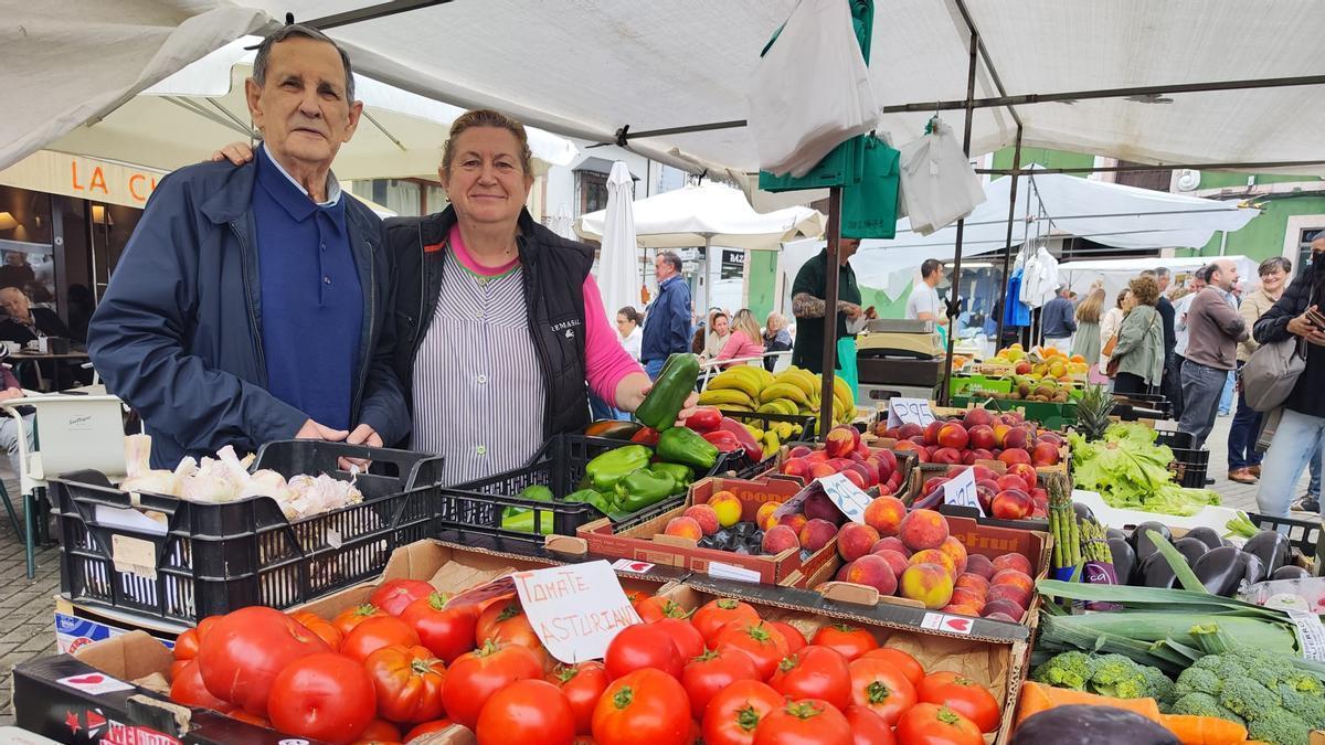 María del Carmen Toro Inés con Ricardo Iglesias, este domingo, en el mercado de Grado.