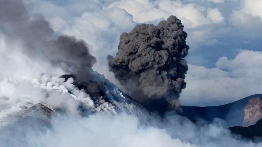 Espectaculares imágenes: el volcán Etna entra en erupción y cubre de ceniza las laderas nevadas