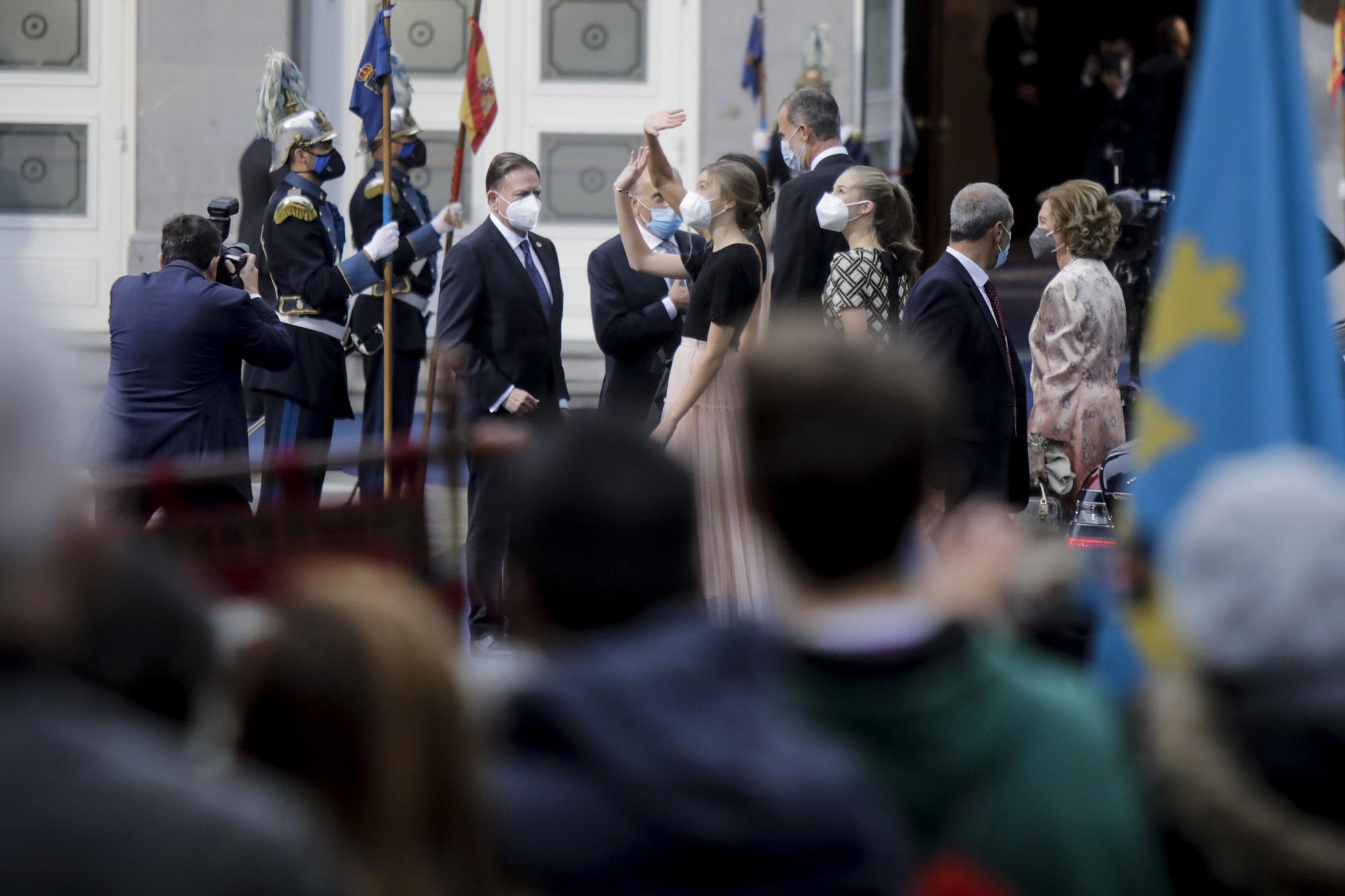 Ambiente en el entorno del Campoamor: republicanos, antisatánicos y muchos aplausos y vítores a Familia Real y premiados