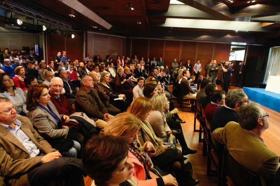 Rajoy se da un baño de multitudes en Murcia