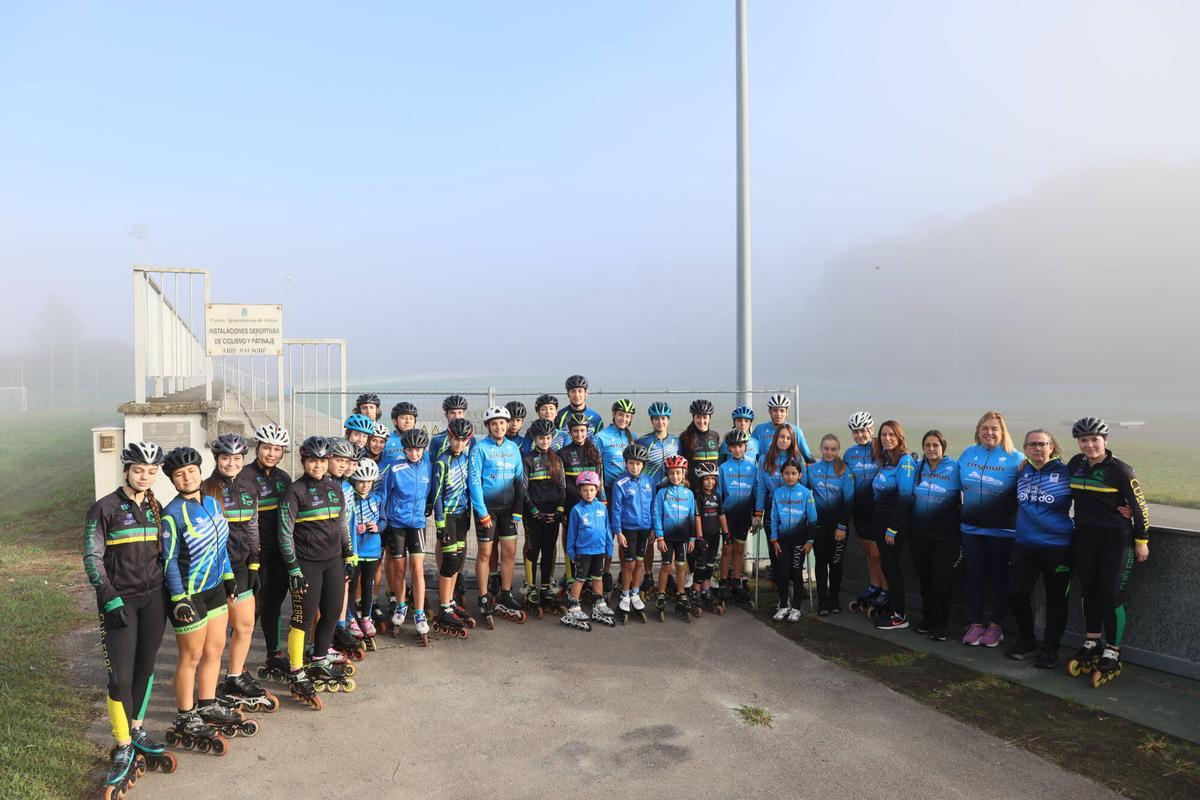 Patinadores y entrenadores de los tres equipos.