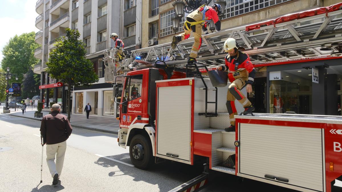 Alarma en la calle Uría de Oviedo por la caída de cascotes sobre la acera en hora punta