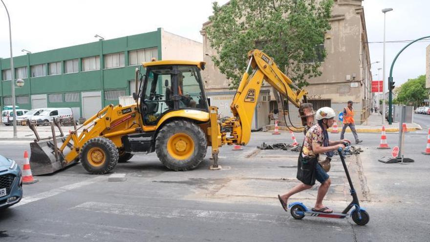 Obras en Pedro Juan Perpiñán con limitaciones para el tráfico, ayer.  | ÁXEL ÁLVAREZ