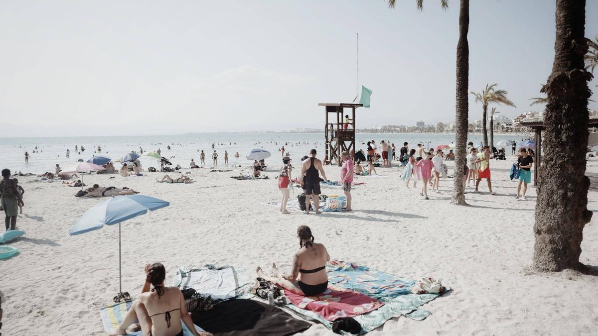 Imagen de archivo |  La playa de s'Arenal de Llucmajor, sin sombrillas ni hamacas