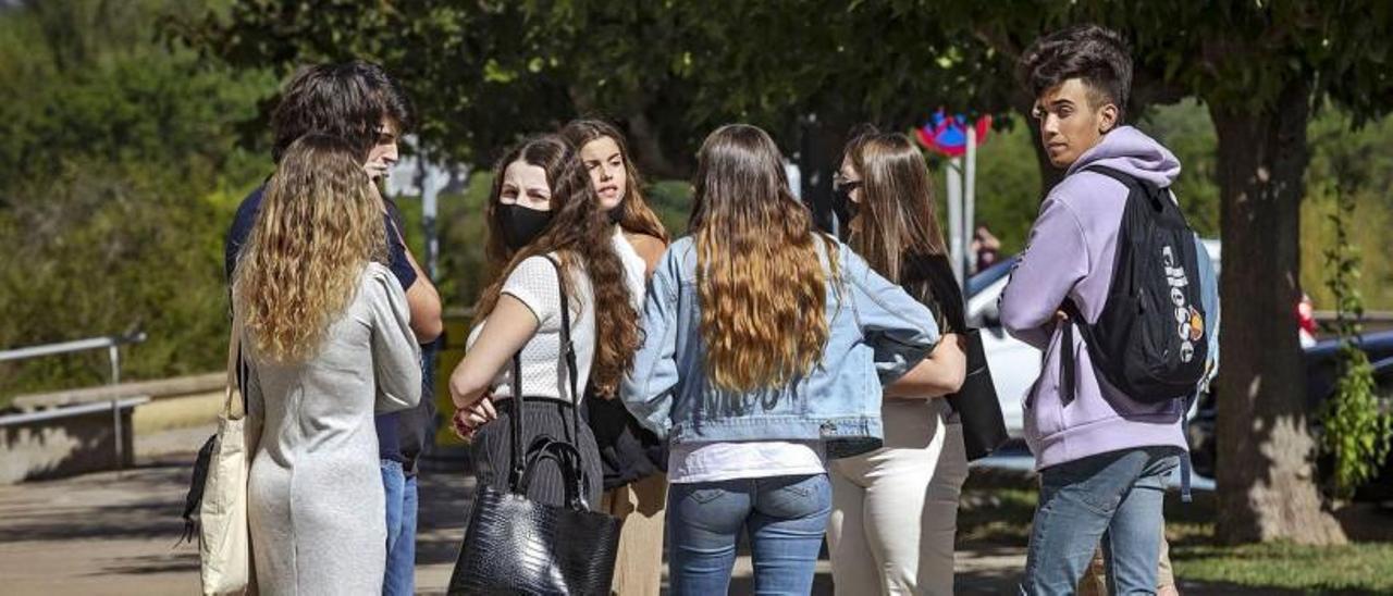 Los jóvenes tienen que destinar cinco años de su sueldo íntegro para pagar la entrada de una casa. | B.RAMON