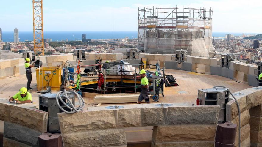 Imatge d&#039;arxiu d&#039;operaris treballant en una de les torres de la Sagrada Família