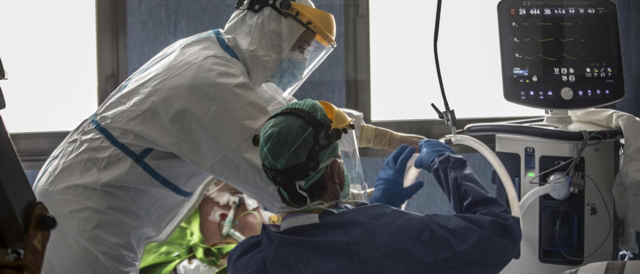 Personal de la Unidad de Cuidados Intensivos del Hospital de Sant Joan atiende a un pacientes con Covid