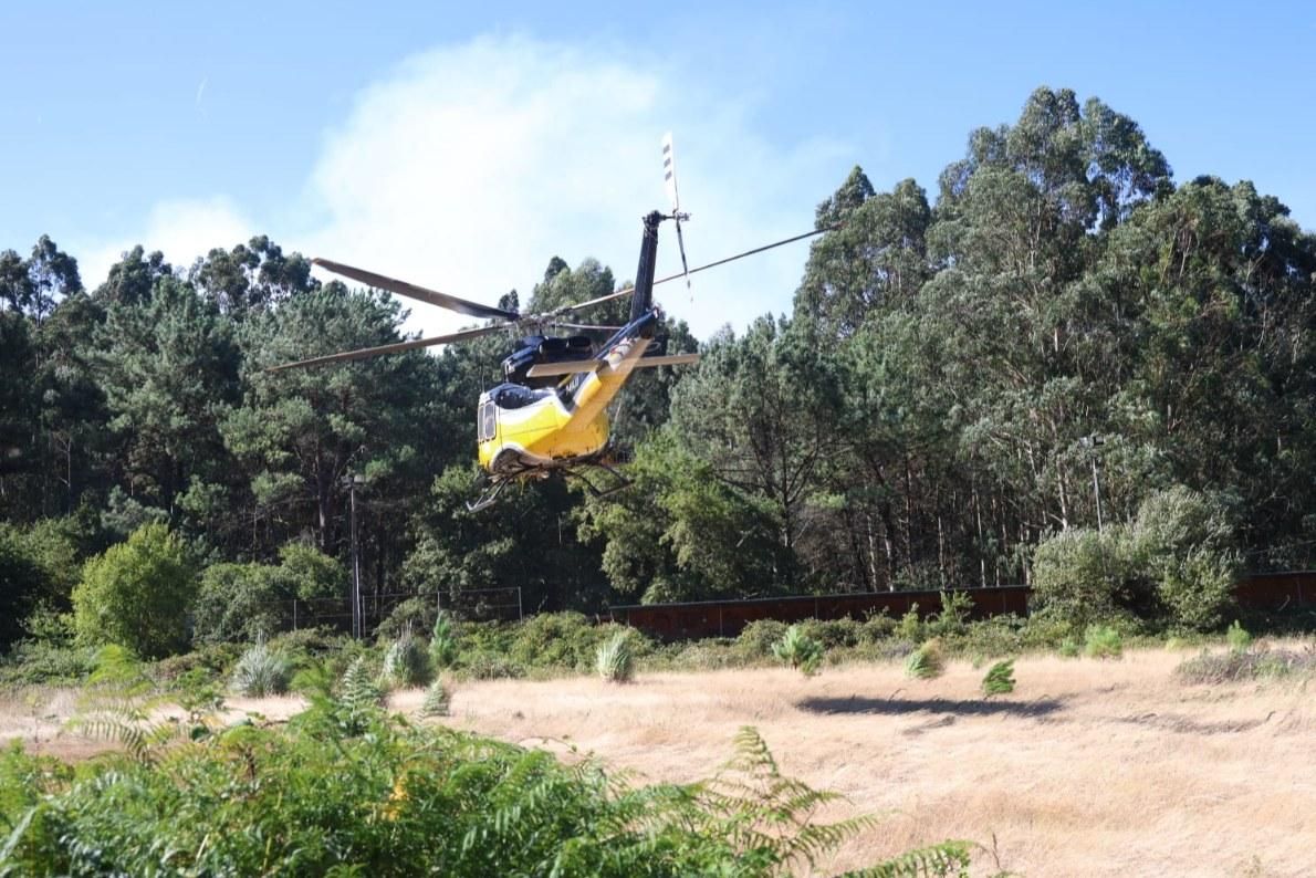 Espectacular incendio forestal en Meaño