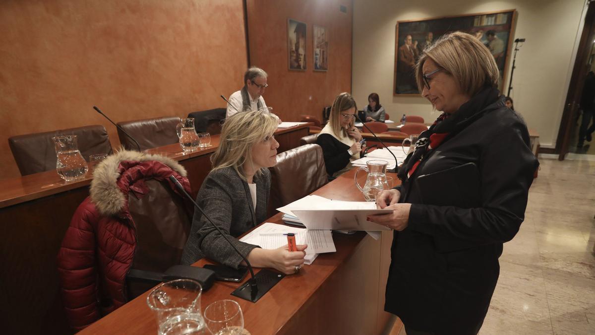 Mariví Monteserín conversa con Esther Llamazares en una imagen de archivo.