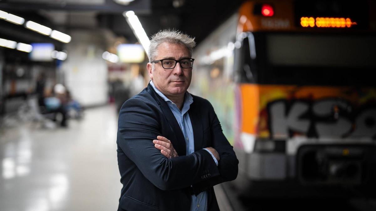 Antonio Carmona, director de Rodalies de Catalunya, en uno de los andenes de la estación de Sants, este jueves