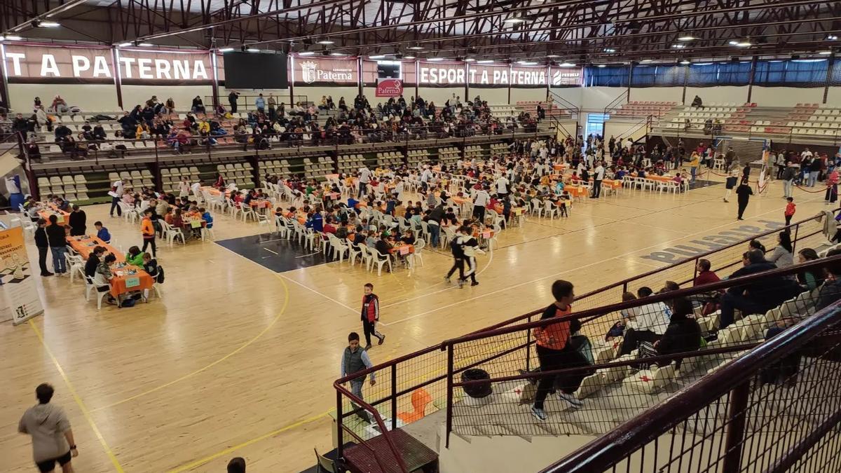 El pabellón polideportivo de Paterna albergó, durante toda la mañana del sábado 25 de noviembre, unas 700 partidas de ajedrez.