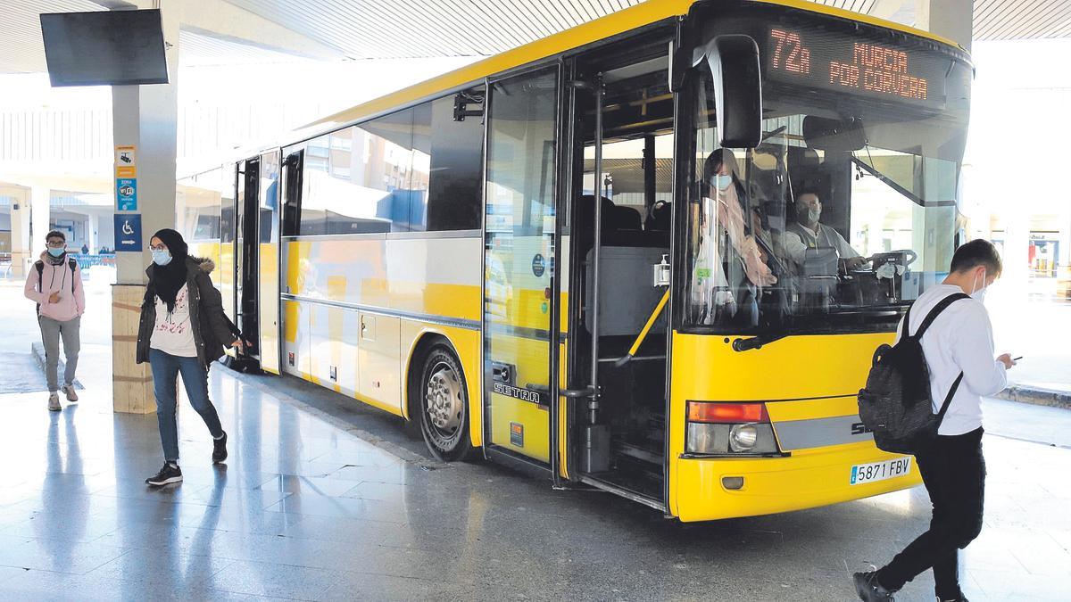 Un autobús amarillo de Latbus en la estación de autobuses de Murcia.