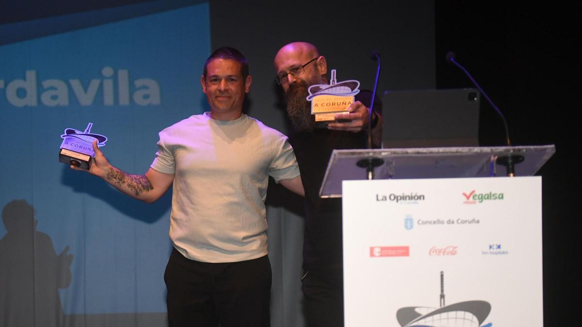 Álex Álvarez y David Pardavila recogen el premio de los lectores el año pasado.