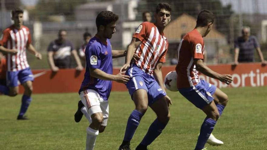 Una acción del Sporting B-Oviedo B de Copa Federación.