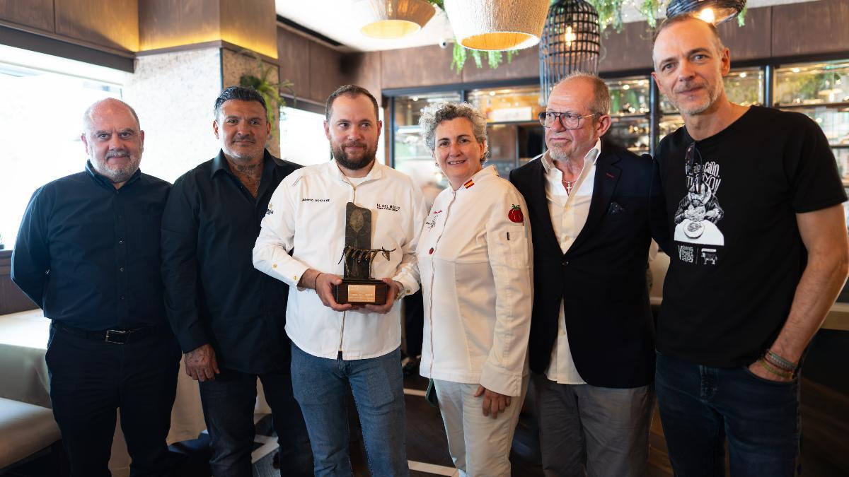 Alberto González, de El Del Medio, posa junto al jurado tras alzarse con la victoria en la primera semifinal del Campeonato Mundial de Callos celebrada en Madrid
