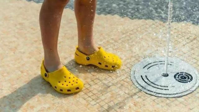 Imatge d'arxiu d'una fotografia d'un noi amb crocs