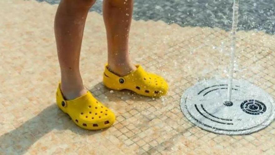 Els Crocs, un calçat còmode però amb riscos per a la salut dels teus peus