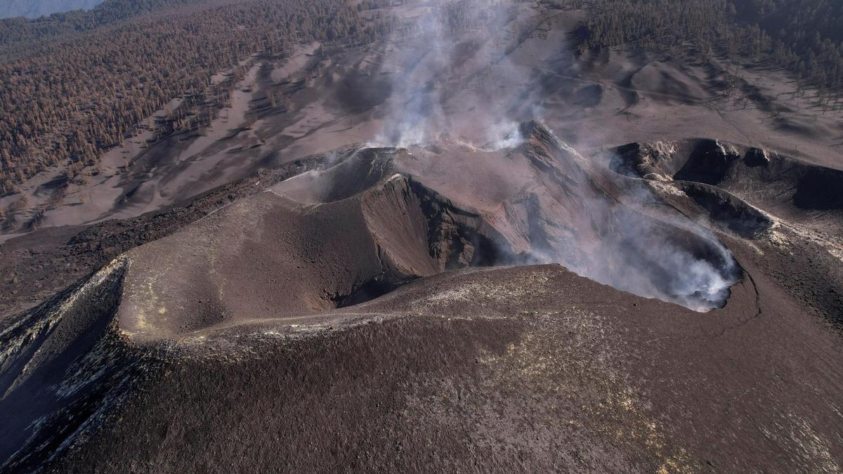Vista aérea del cono principal del volcán Cumbre Vieja.