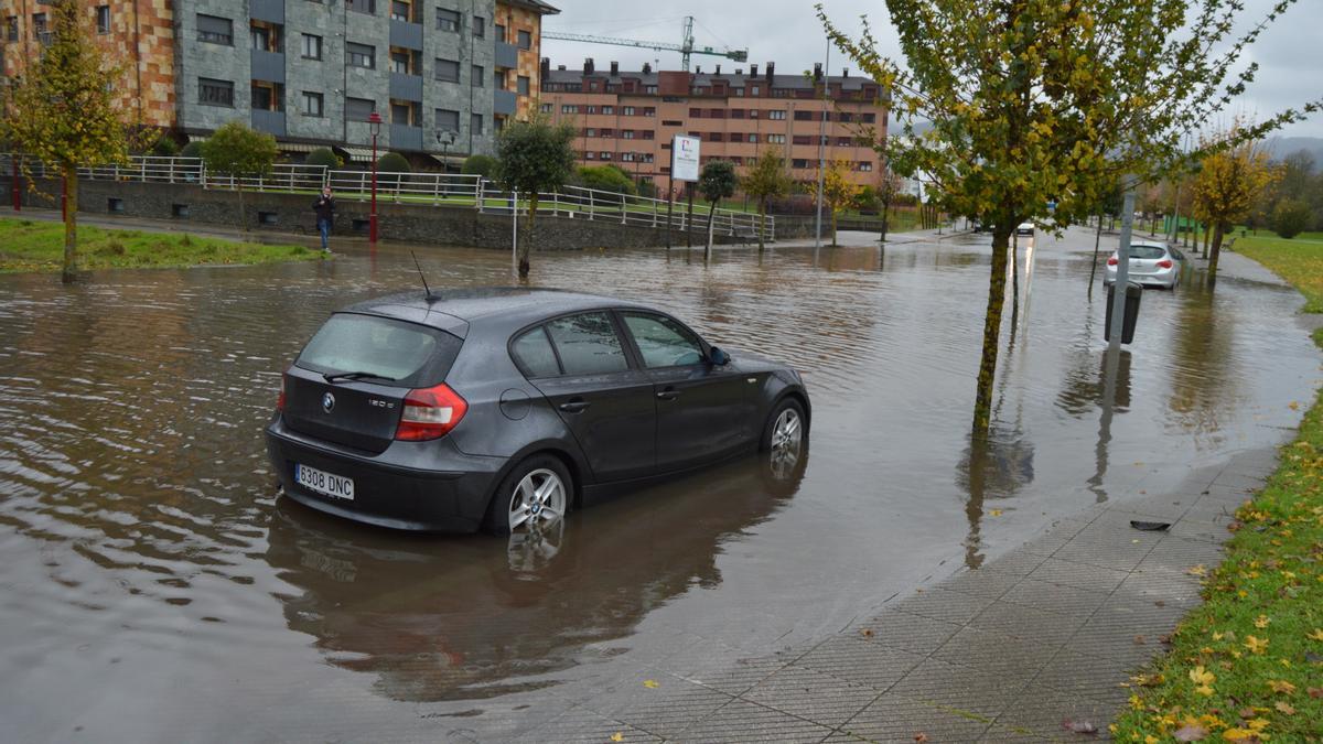 Inundaciones en Asturias: la lluvia complica la situación en muchos puntos de la región, con alerta amarilla y de desbordamientos