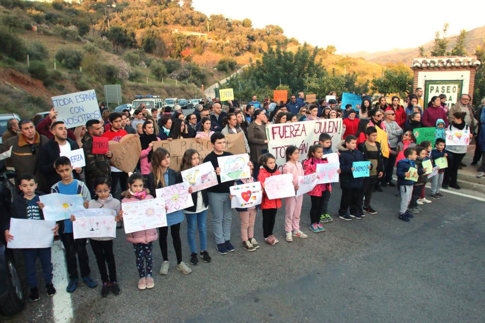 Vecinos de Totalán se concentran junto a la zona cercana al pozo donde cayó Julen para mostrar su apoyo a la familia del pequeño