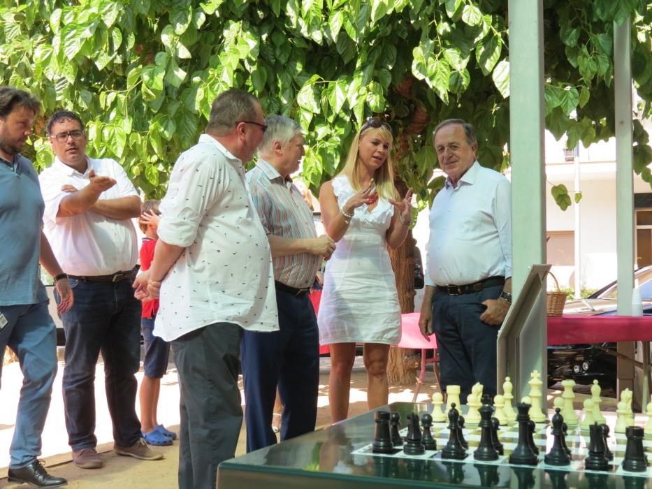 Anatoly Kàrpov inaugura un espai públic per a jugar escacs a Platja d''Aro