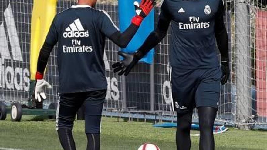 Keylor Navas y Courtois, ayer en Valdebebas.