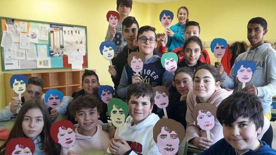 Los alumnos, con las manualidades de Rosalía. // FdV