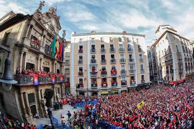 Miles de aficionados han teñido de rojo en la Plaza del Ayuntamiento de Pamplona para celebrar el ascenso a la Primera División del Osasuna con éxito ayer, al perder el Albacete frente a Granada.