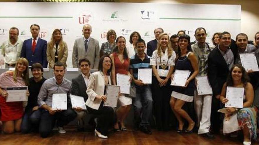 Los premiados posan con las personalidades que entregaron los galardones.