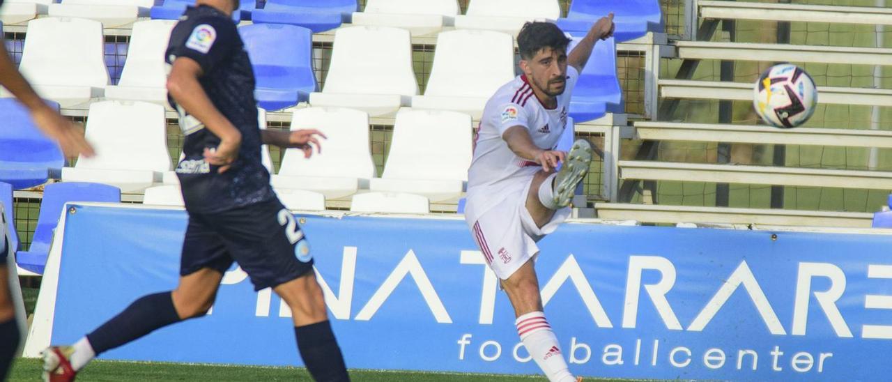 Jairo centra un balón durante el partido contra la UD Ibiza.