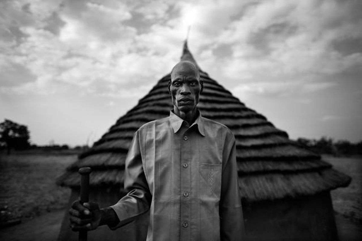 Tercer premi en la categoria ’Retrats’ per la fotografia, del fotògraf espanyol Guillem Valle, en què es pot veure un home de la tribu dels Dinka al sud de Sudan, independitzada fa ben poc.