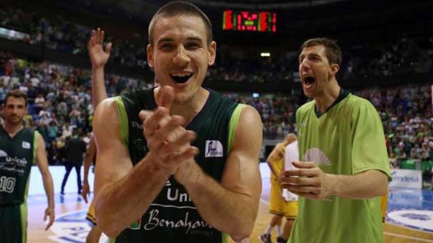 Caner-Medley y Fran Vázquez celebran sobre la pista del Carpena el pase a semifinales.