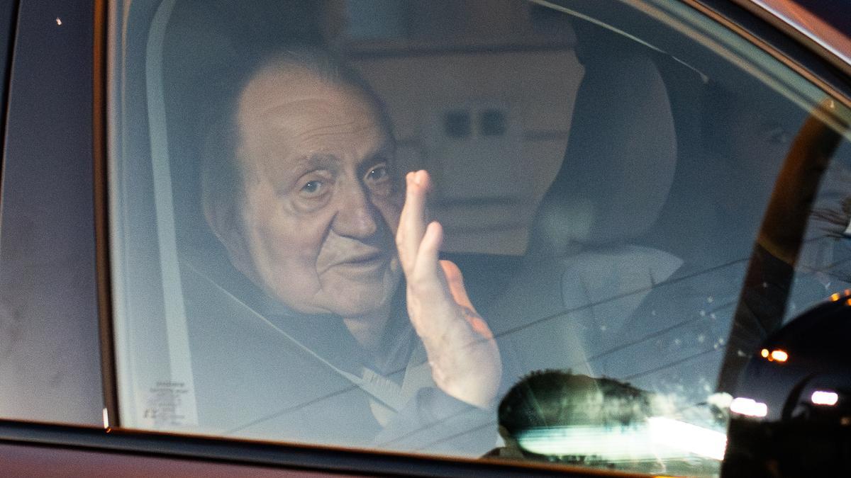 El Rey emérito Juan Carlos I saluda a su llegada a Sanxenxo, el pasado 13 de marzo.