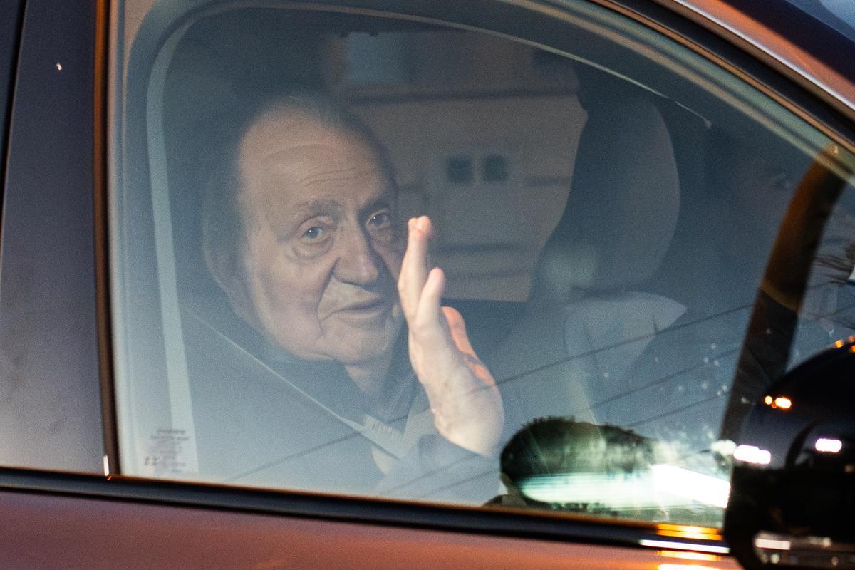 El Rey emérito Juan Carlos I saluda a su llegada a Sanxenxo, el pasado 13 de marzo.