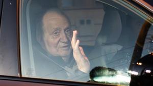 El Rey emérito Juan Carlos I saluda a su llegada a Sanxenxo, el pasado 13 de marzo.