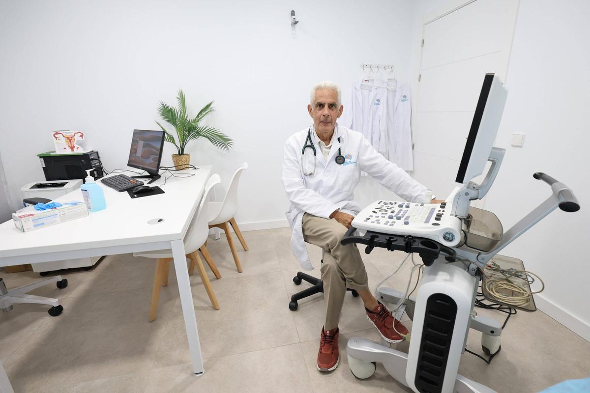 El doctor Jorge Raúl Castro, en su nueva consulta.
