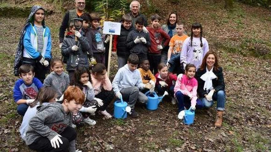 Los alumnos ayer en A Peroxa. // FdV