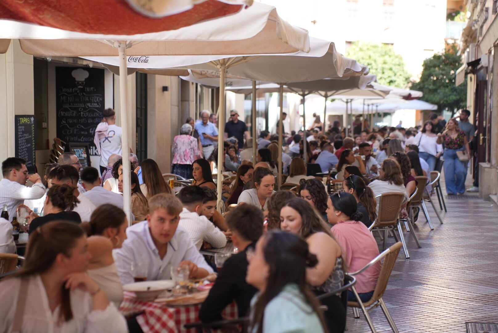 Córdoba Magno Vía Crucis ambiente en las calles del centro bares terrazas hostelería veladores