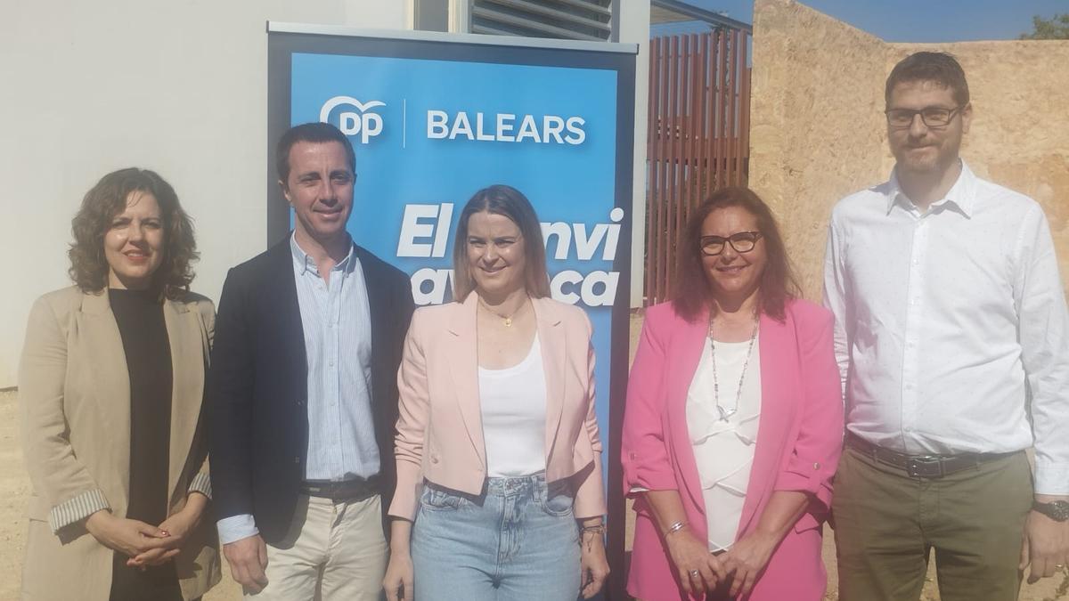 Sandra Fernández, Llorenç Galmés, la presidenta Prohens, Manuela García y Sebastià Sagreras, este sábado en Casa Esment, en Palma.