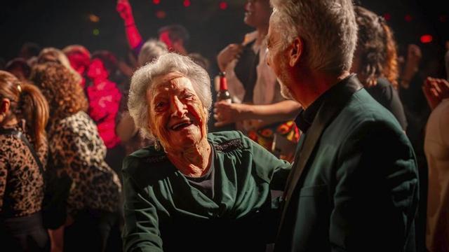 La centenària Pepita Bernat Bosch celebrant el seu  aniversari a La Paloma.   | JORDI OTIX